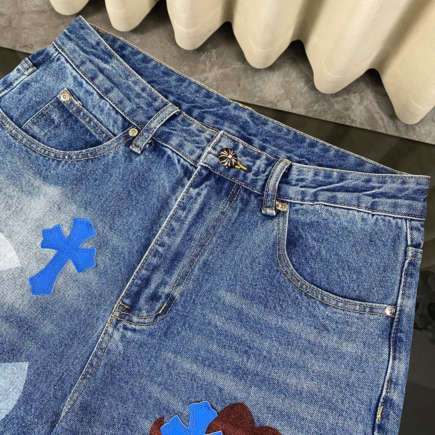 🅿️280 Chrome Hearts Chrome Hearts 24SS cross Sanskrit limited edition graffiti printed leather jeans. 💙Among Chrome Hearts’ many trousers, its color is unique and attracts people at first glance. It is made of beaded canvas fabric and has been washed with heavy water. The upper body is very textured, crisp and stylish, and will not collapse at all. The three-dimensional cut of the pants has a first-class effect in modifying the shape of the legs. It can be easily controlled by any figure, and you can instantly become a street trendy person when you put it on.  🔩Customized hardware, full of texture, every detail is done to the extreme. The thick beaded canvas fabric becomes soft and skin-friendly after washing, and has excellent breathability, making it comfortable to wear all day long. Customized small leather label, unique design, simple yet elegant, exquisite workmanship, neat wiring, every detail demonstrates quality and style.  These pants are gender-neutral and can be worn by both men and women, easily creating a sense of fashion. Pair them with a T-shirt or sweatshirt and you can easily go out and hit the streets. 🔵Classic blue, always a fashion favorite, suitable for any style of wear.  Size from 28 to 34 (corresponding to S-XL)